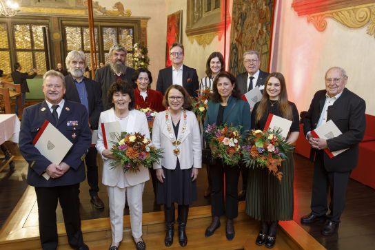 Fotografie: (v. l. n. r.) Johann Schmidbauer, Oleg Kuzenko, Helga Brielmaier-Löffel, Dr. Josef Paukner, Julia von Seiche-Nordenheim für Ausbildung statt Abschiebung! e. V., Oberbürgermeisterin Gertrud Maltz-Schwarzfischer, Dr. Nicolas Maier-Scheubeck, Dr. Jasmin Jossin (Festrednerin des Stadtfreiheitstages), Dorina Kuzenko, Hubert H. Wartner, Hannah Köck, Richard Reil