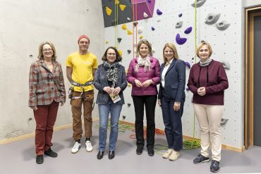 Fotografie: (von links nach rechts) Christiana Schmidbauer, Leiterin des Amtes für allgemeine Stiftungsverwaltung, Sebastian Ganzert, Mitarbeiter JUZ Guericke und Klettertrainer, Oberbürgermeisterin Gertrud Maltz-Schwarzfischer, Bürgermeisterin Dr. Astrid Freudenstein, Melanie Brunner, Stiftungsverwaltung, Marianne Graml, Abteilungsleitung Jugendsozialarbeit