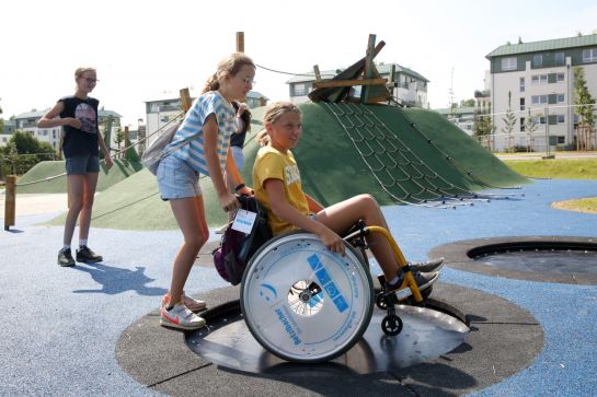 Fotografie: Kinder spielen auf dem Inklusionsspielplatz