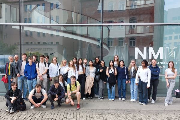 Vor dem Museum für Kunst und Design, Nürnberg.MüMa