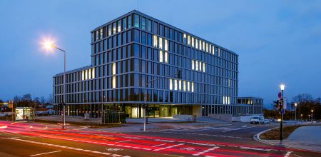 Fotografie - Außenansicht des Bürogebäudes Techbase bei Nacht