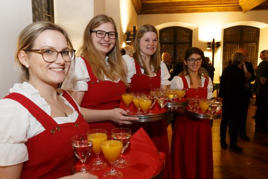 Die Ratstöchter bei einem Empfang im Reichssaal. (C) Bilddokumentation Stadt Regensburg