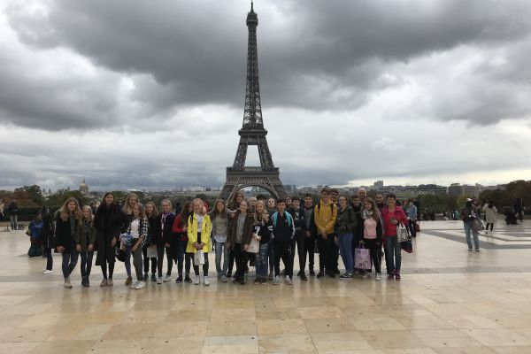 Gruppenfoto Schüleraustausch Schuljahr Crécy-la-Chapelle vor dem Eiffelturm