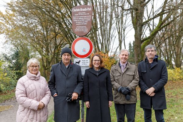 Fotografie – v.l.n.r.: Ilse Danziger, Bürgermeister Ludwig Artinger, Oberbürgermeisterin Gertrud Maltz-Schwarzfischer, Robert Salamon und Thomas Muggenthaler