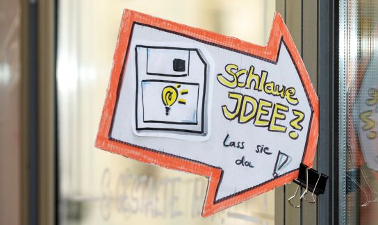 Pfeilschild "schlaue Idee"