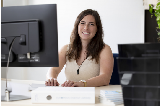 Fotografie: Klimaschutzmanagerin Verena Dembianny am Arbeitsplatz 