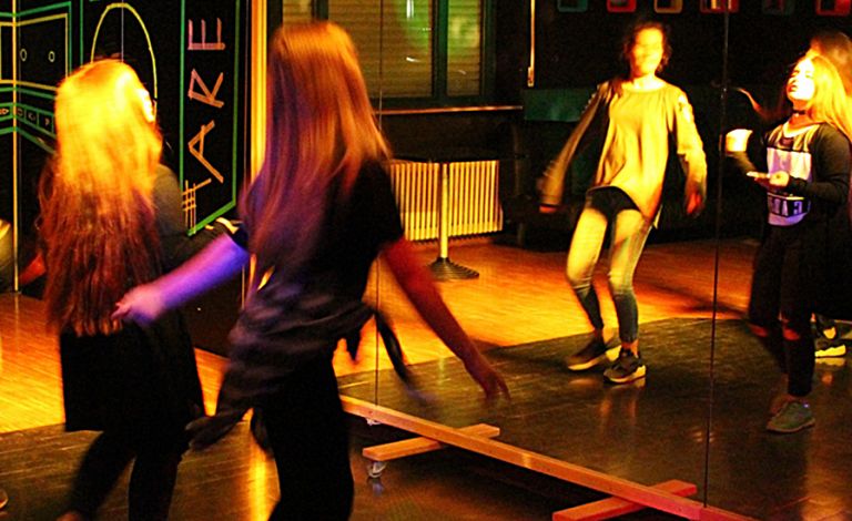 Foto von tanzenden Jugendlichen im Discoraum
