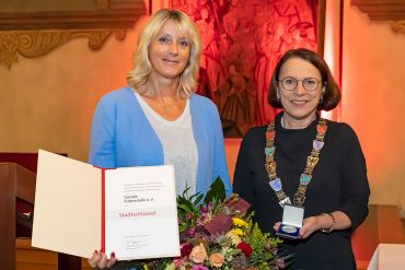 Fotografie - Verleihung der Stadtschlüssel an den Verein Soziale Futterstelle e.V.; im Bild Helga Graef-Henke, Vorsitzende des Vereins, mit Oberbürgermeisterin Gertrud Maltz-Schwarzfischer
