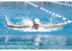 Foto: Eine Person schwimmt sportlich durch ein Becken (C) Landesturnfest