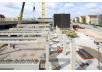 Fotografie - Für die neue Fahrzeughalle werden Querstreben auf die Träger gesetzt (C) Bilddokumentation Stadt Regensburg