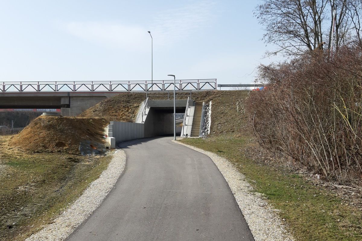 Ostportal der neuen Unterführung. An die Stützwand auf der linken Seite schließt später der Lärmschutzwall des 6-streifigen Autobahnausbaus an.