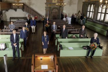 Stadtrats-Verabschiedung zu Corona-Zeiten: Nur für das Foto wurden die Masken kurz abgenommen. (C) Bilddokumentation Stadt Regensburg Verabschiedung der Stadträte 2020
