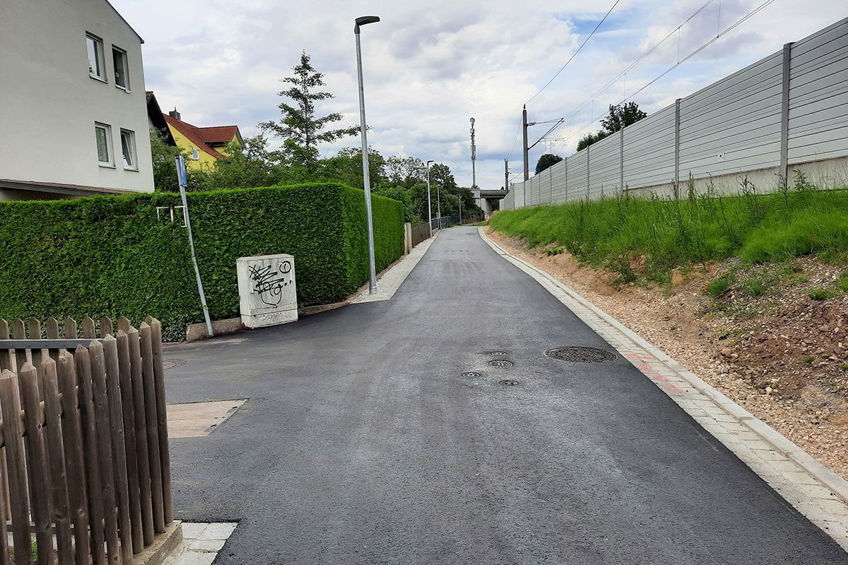 Fotografie - Der fertig gestellte Fährenweg. Er verbindet die Leichtlgasse mit der Prüfeninger Schloßstraße. Zudem
dient er als wichtige Verbindung des städtischen Hauptradroutennetzes nach Sinzing über die Bahnbrücke
