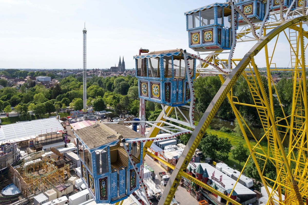 Fotografie: Blick auf das Riesenrad auf der Maidult, im Hintergrund der Regensburger Dom
