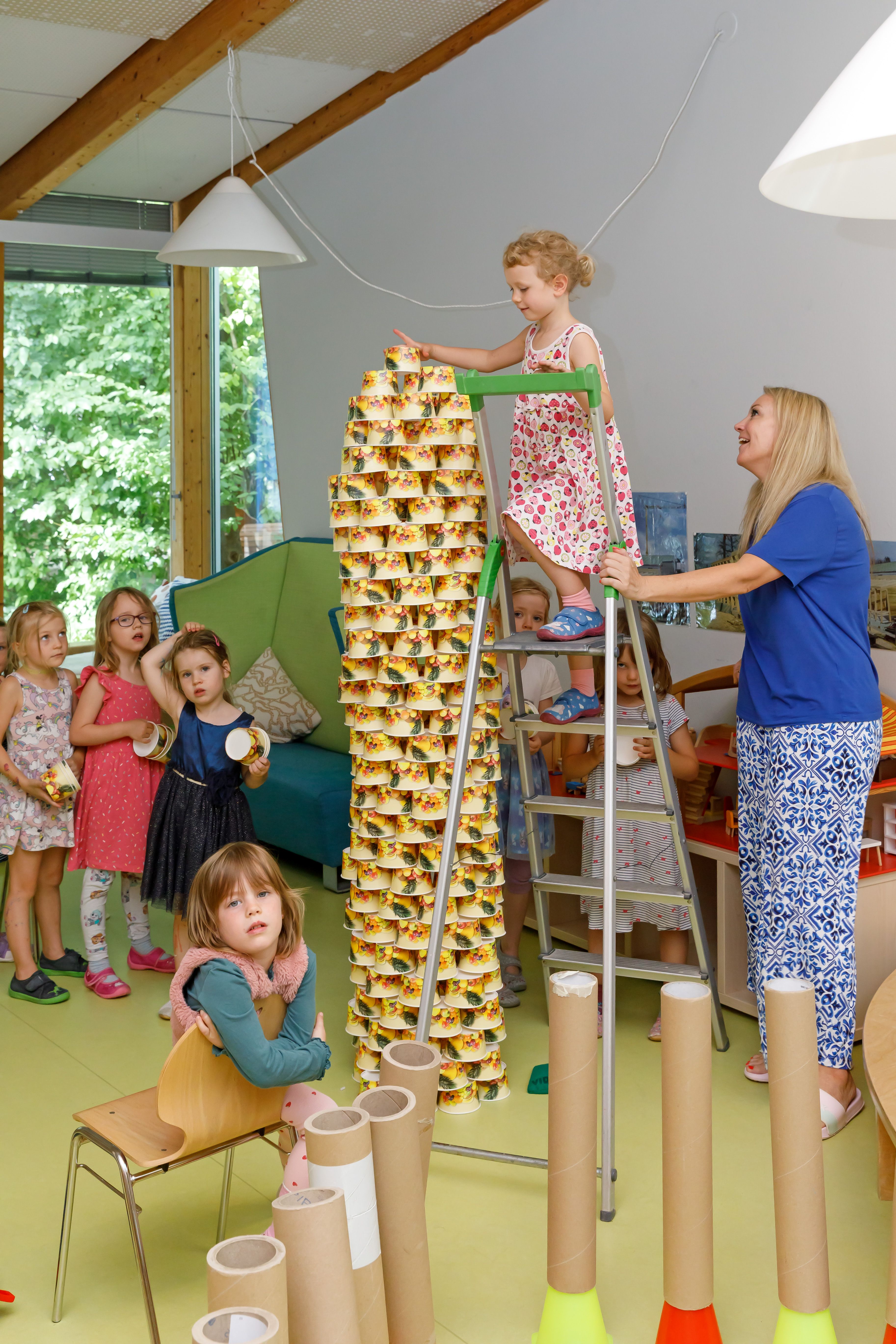 Fotografie: In der Bauwerkstatt wird ein Turm aus Eisbechern gebaut.
