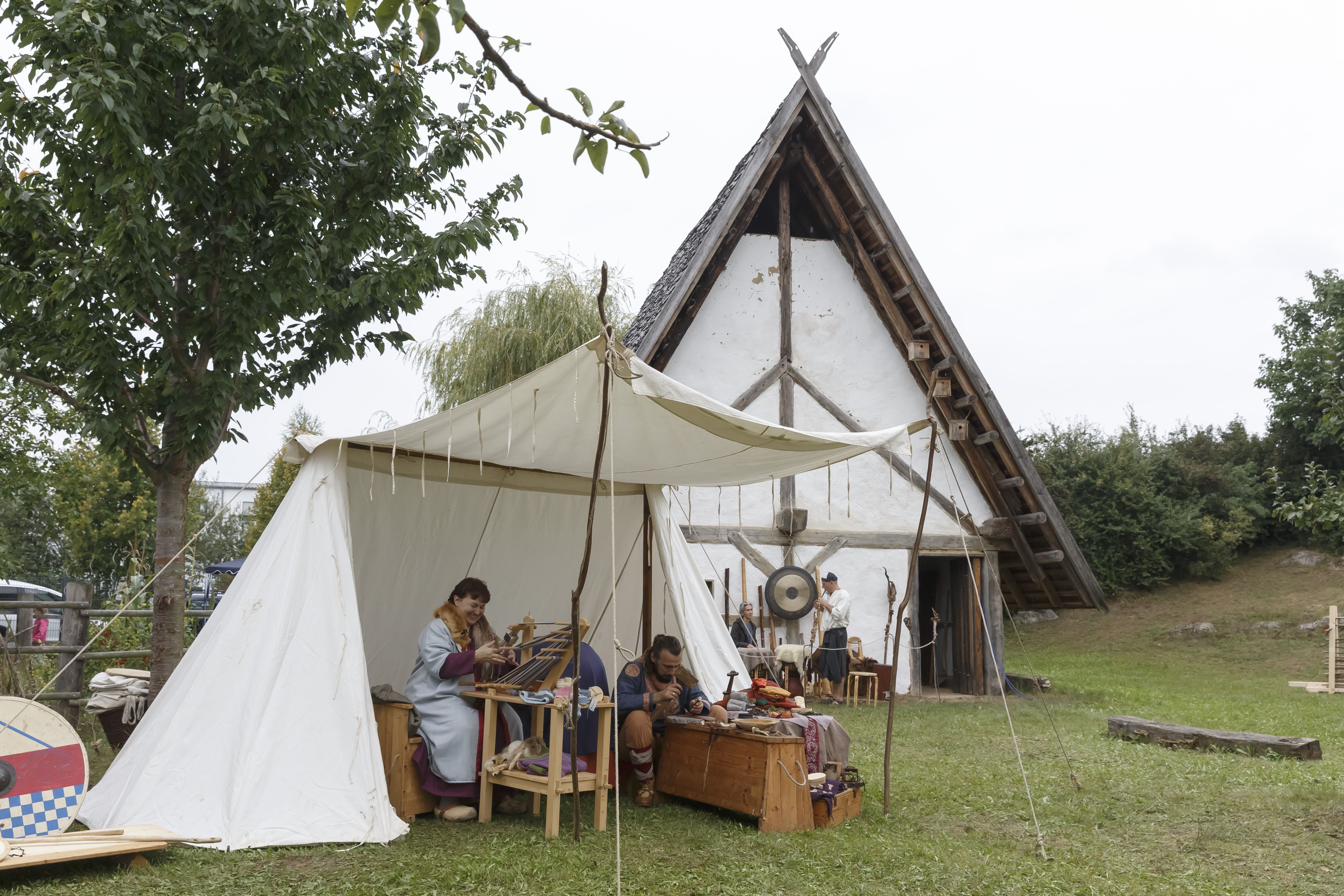 Fotografie: Zelt vor dem Bajuwarenhaus