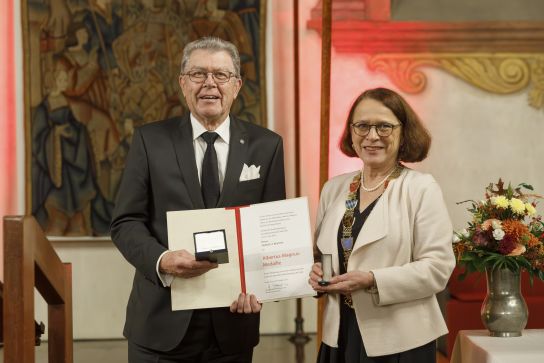 Fotografie: Hubert H. Wartner mit Oberbürgermeisterin Gertrud Maltz-Schwarzfischer