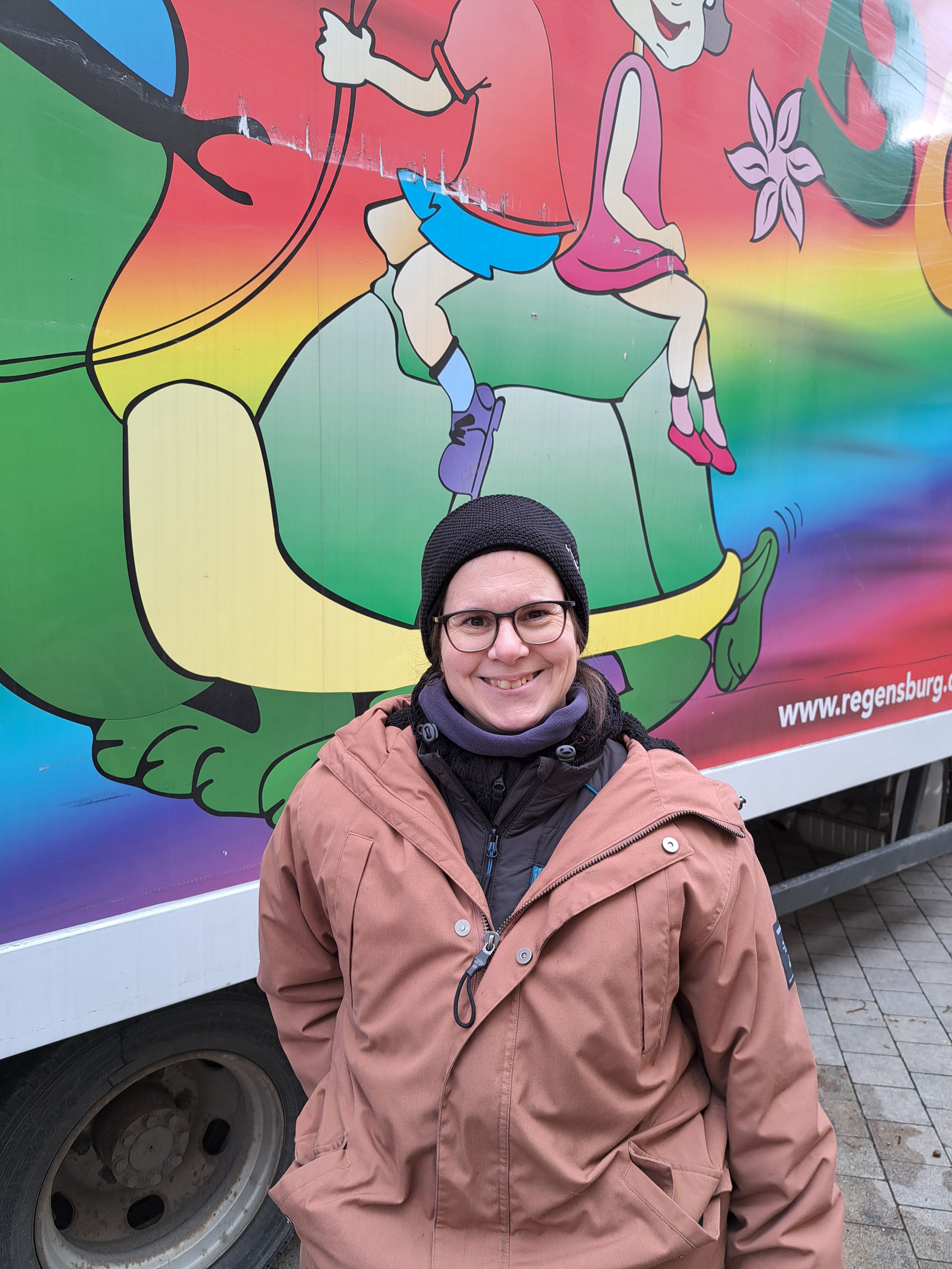 Auf dem Foto ist die Sozialpädagogin Katharina Klostermeier vom Spielbusteam zu sehen.