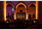 Konzert Saxophonensemble auf einer illuminierten Bühne. (C) Bilddokumentation Stadt Regensburg