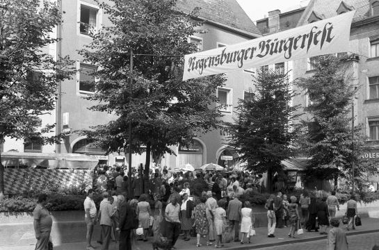 Fotografie: Eingang zum Regensburger Bürgerfest 1973