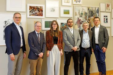 Fotografie: Vorstellung der beiden Projektbearbeitenden im Kulturreferat am 11. Dezember 2025: (v. l. n. r.) Kulturreferent Wolfgang Dersch, Prof. Dr. Bernhard Löffler, Eileen Weiß M. A., Dr. Michael Rösser, Prof. Dr. Daniel Drascek, Lorenz Baibl, Leiter des Amts für kulturelles Erbe (nicht im Bild: Prof. Dr. Mark Spoerer)