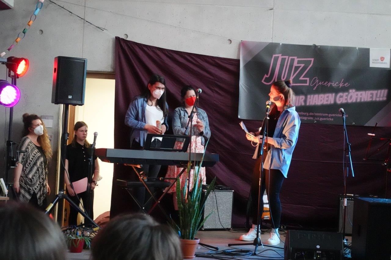 Auf dem Foto sind die Pädagoginnen des Mädchen Musik Camp 2022 auf einer Bühne zu sehen.