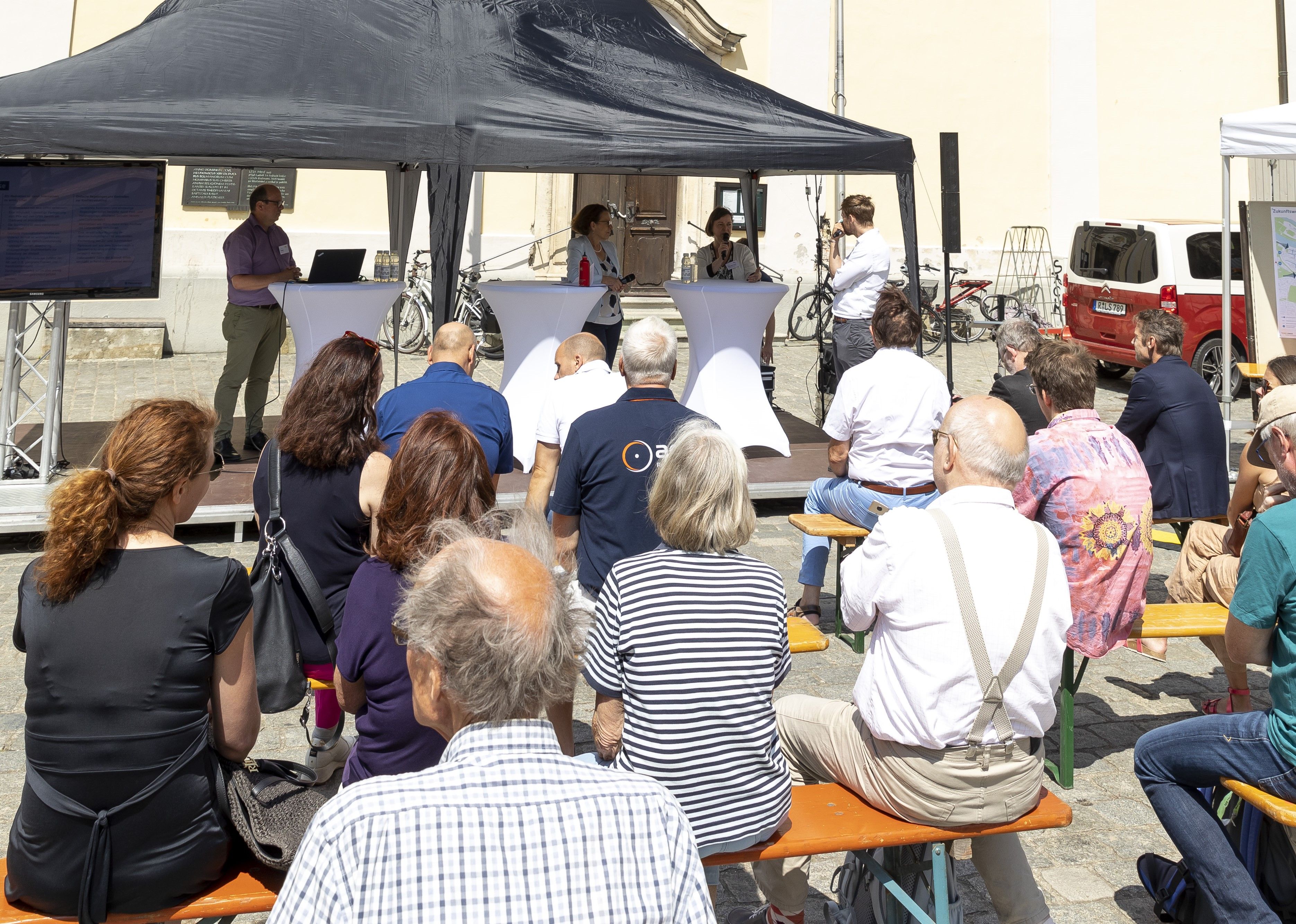 Fotografie: Das Foto zeigt die zahlreichen Teilnehmerinnen und Teilnehmer der Abschlussveranstaltung des Teilnahme- und Workshopprozesses „Verkehrsberuhigung Altstadt“auf dem Domplatz Ende Juli 2022. 