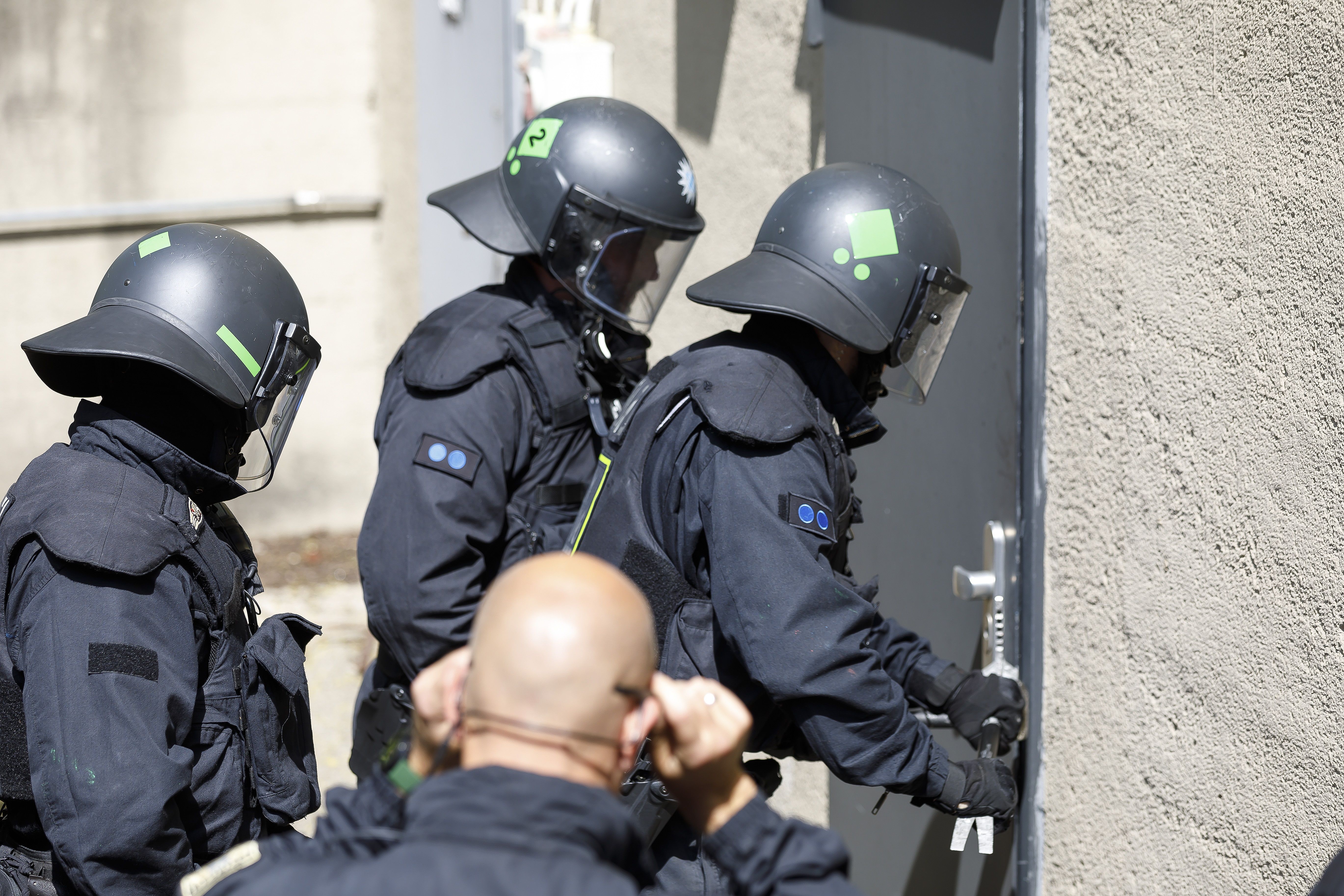 Fotografie: Polizisten üben mit taktischem Gerät das Öffnen von Türen. 