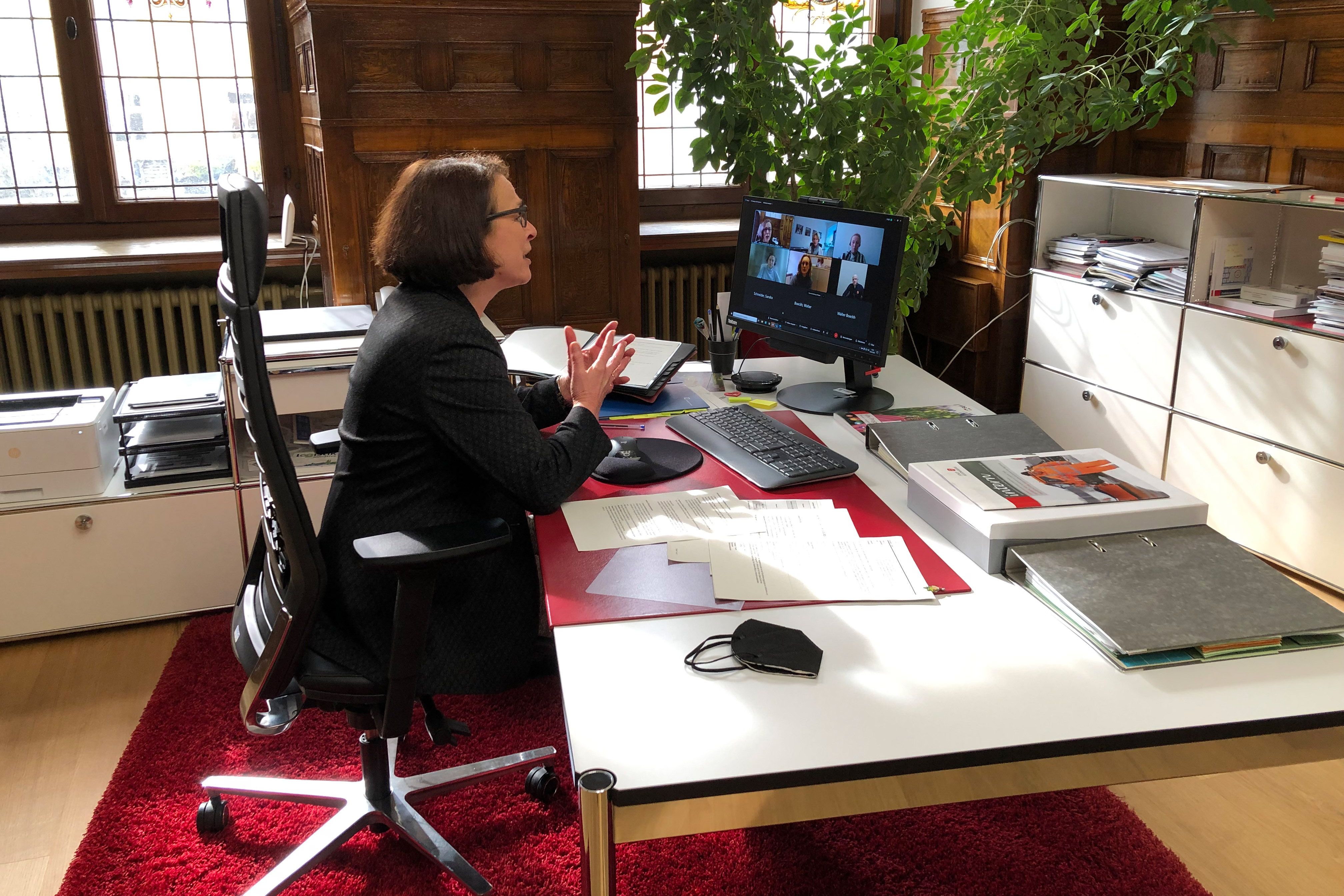 Fotografie: Oberbürgermeisterin Gertrud Maltz-Schwarzfischer im Video-Call mit Bürgermeister Gennady Trukhanov aus Odessa