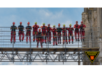 Nahaufnahme der Teilnehmer auf der Gerüstbrücke zwischen den Domtürmen © BFR