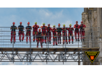 Nahaufnahme der Teilnehmer auf der Gerüstbrücke zwischen den Domtürmen