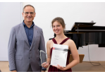 Hildegard-Schmalzl-Musikstiftung - Preisverleihung 2022 - im Bild Kulturreferent Wolfgang Dersch mit Preisträgerin Anna Gerdt