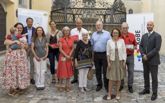 Gruppenfoto der Gewinnerinnen und Gewinner zusammen mit der Oberbügermeisterin und den Sponsoren (C) Bilddokumentation Stadt Regensburg