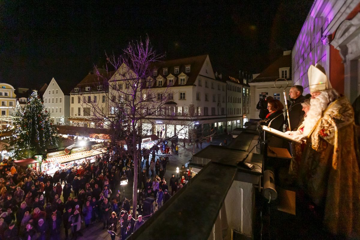 Fotografie: Blick auf den Christkindlmarkt am Neupfarrplatz bei der Eröffnung