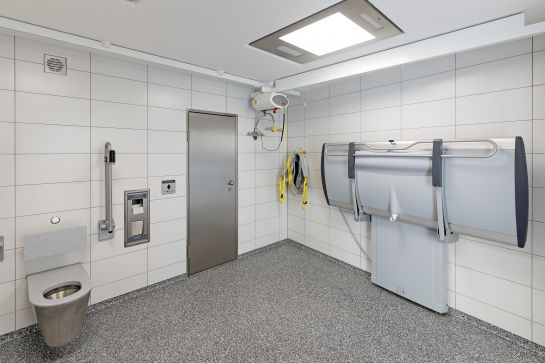 Fotografie: Das Foto zeigt die "Toilette für alle" im neuen Servicegebäude am Schwanenplatz von innen.  (C) Bilddokumentation Stadt Regensburg 