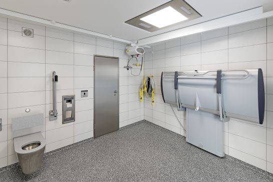 Fotografie: Das Foto zeigt die "Toilette für alle" im neuen Servicegebäude am Schwanenplatz von innen. 