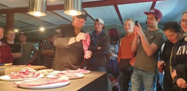 Fleischer und Fleischereifachverkäuferinnen beim Fleischexperten Lucki Maurer