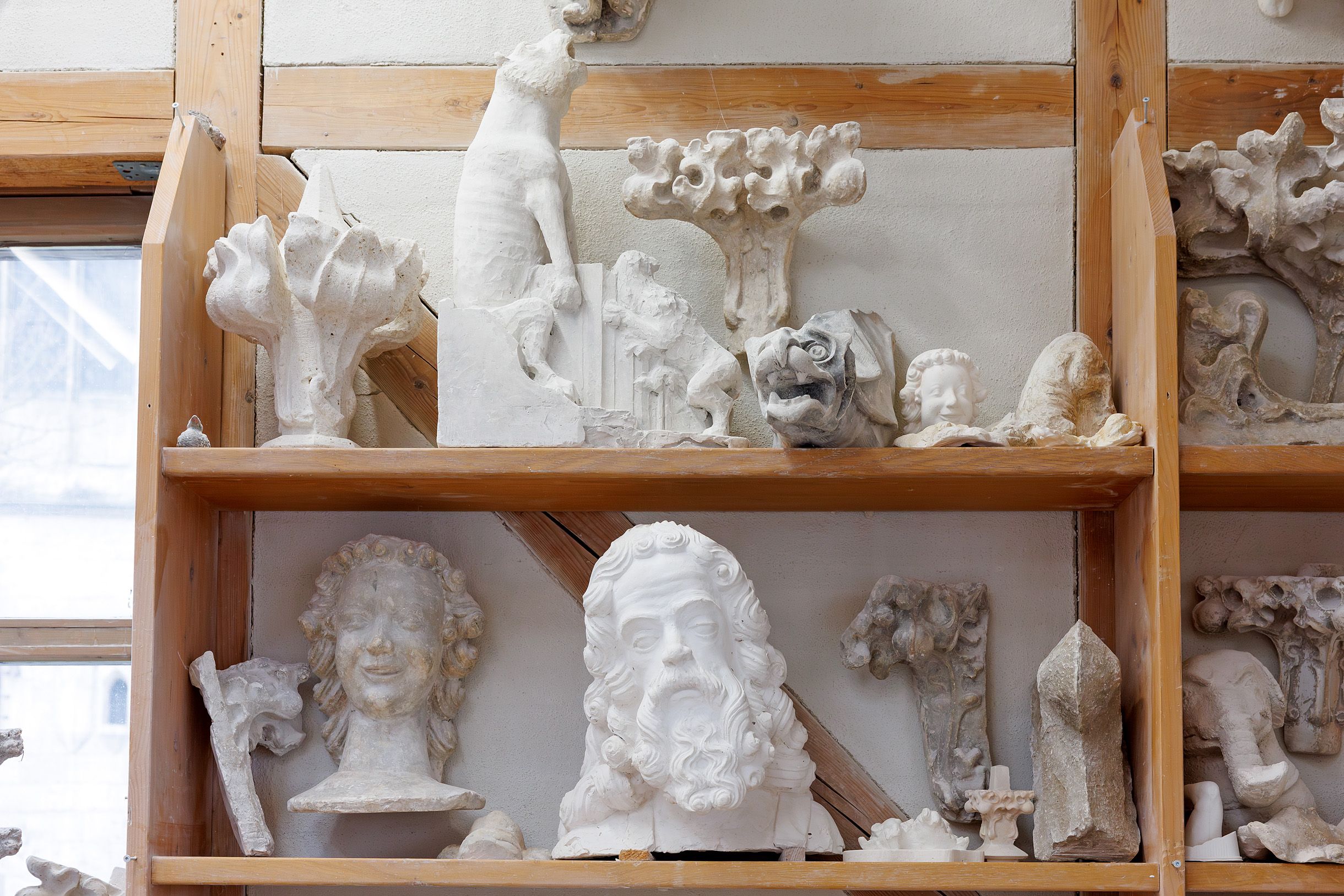 Fotografie: Repliken stehen in einem Regal.