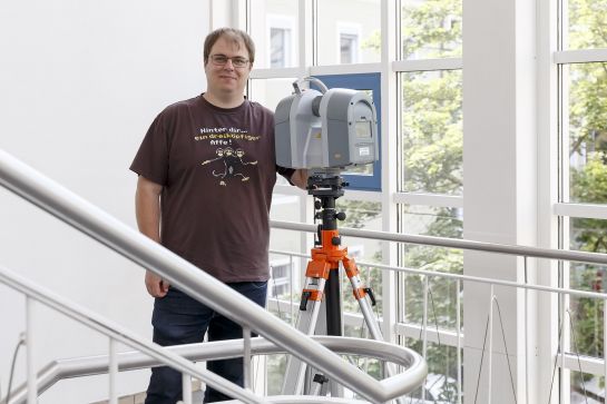 Johannes Dorn arbeitet als Vermessungstechniker im Amt für Stadtentwicklung bei der Stadt Regensburg. (C) Bilddokumentation Stadt Regensburg 