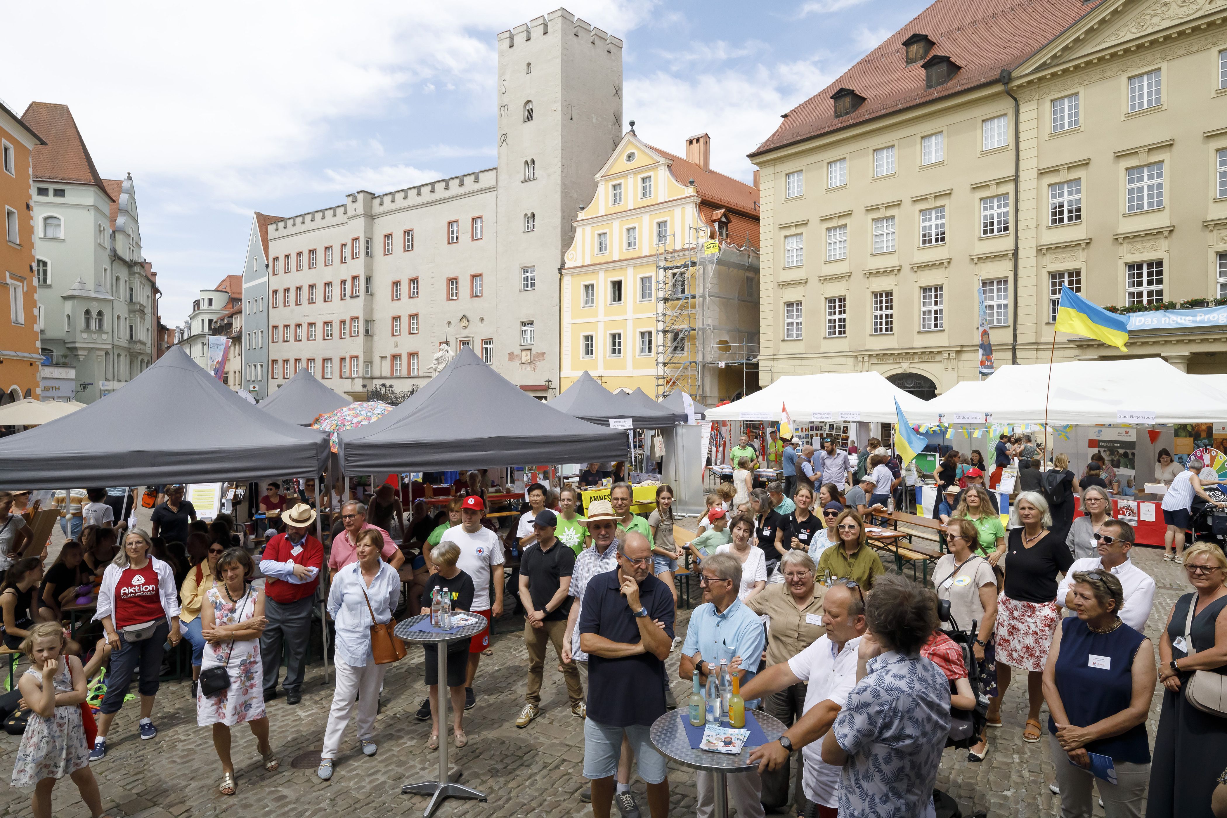 Blick von oben auf das rege Treiben am Haidplatz. 