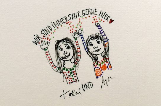 Eine Zeichnung von zwei lächelnden Mädchen die Konfetti  werfen. Darüber der Text "Wir sind immer sehr gerne hier" mit Herz. © Stadt Regensburg