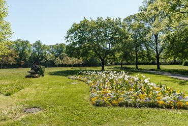 Fotografie: Gartenamt mäht Rasenfläche im Ostpark
