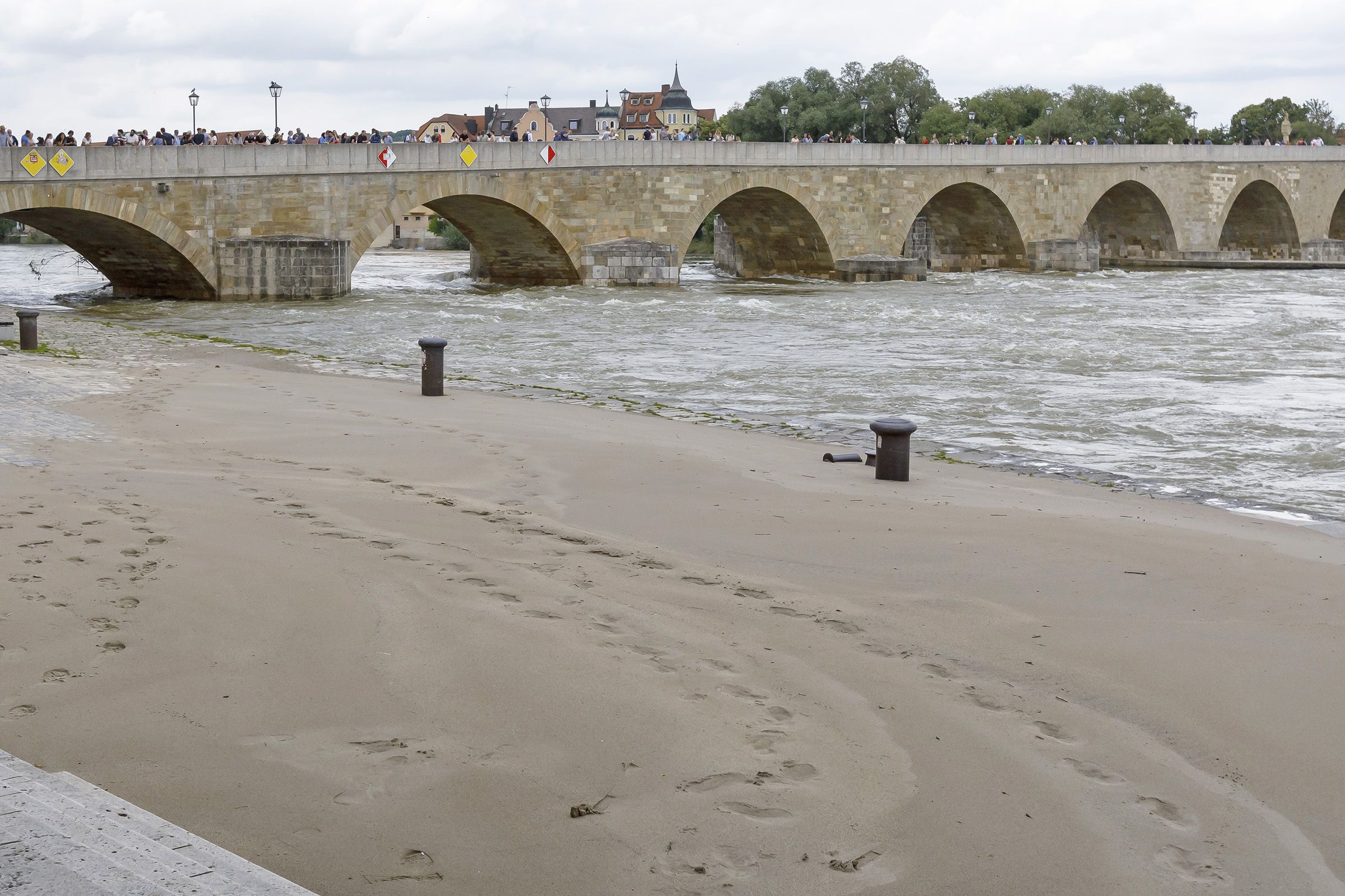 Fotografie: Vor der Wurstkuchl wurde viel Sand angespült.