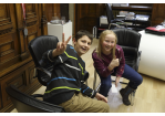 Zwei Kinder, die auf Bürostühlen sitzen