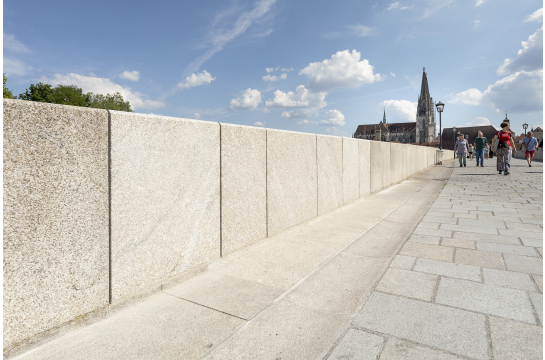 Fotografie: Blick auf die instandgesetzte Brüstung