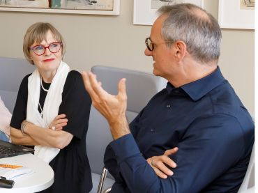 Fotografie: Dr. Ulrike Lorenz mit Kulturreferent Wolfgang Dersch während der Auswahlsitzung