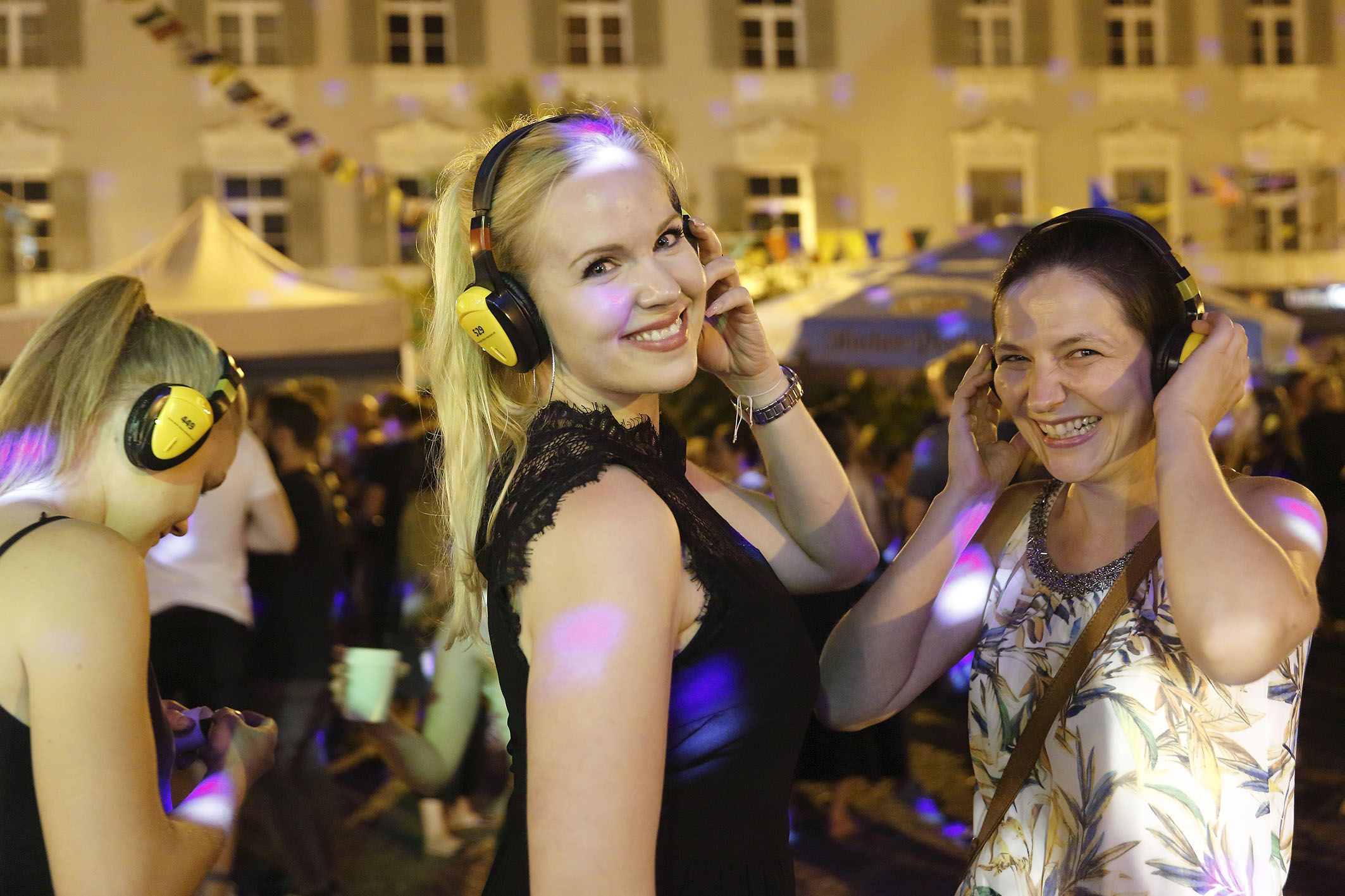 Fotografie: Nachtschwärmer bei der Silent Disco auf dem Platz