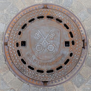 Fotografie: Neue Kanaldeckel mit Regensburg-Motiv