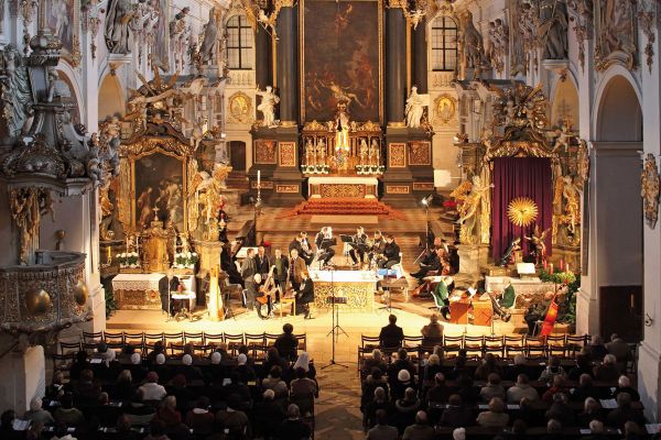 Kultur - Advent -Singen - Musizieren - Personen musizieren in einer Kirche