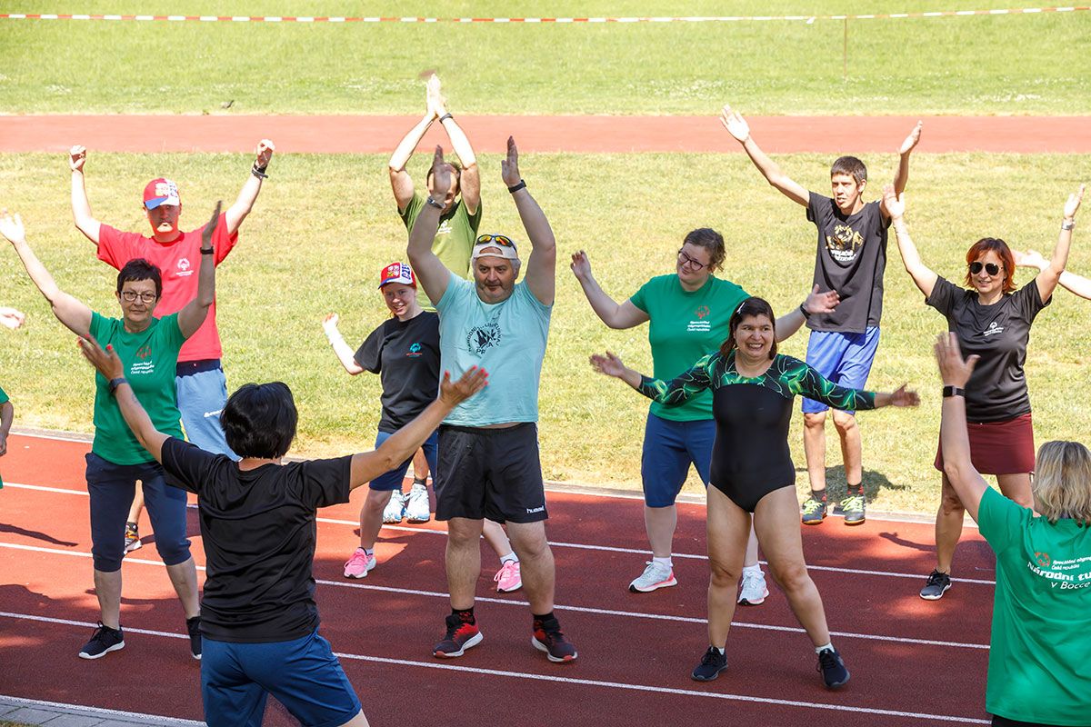 Fotografie - Kinder, Jugendliche und Erwachsene beim gemeinsamen Aufwärmtraining